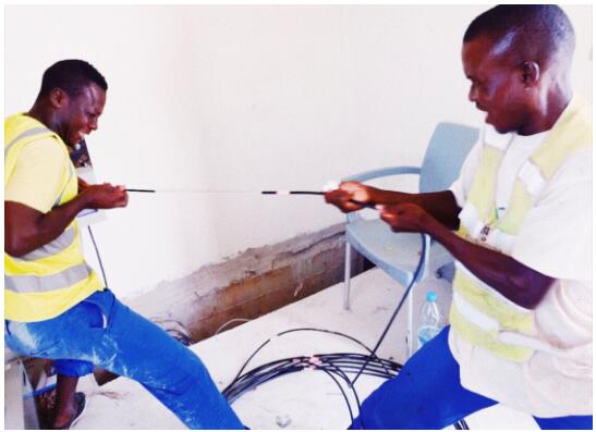 阿比博和弗朗西斯的两名工人在剥电缆